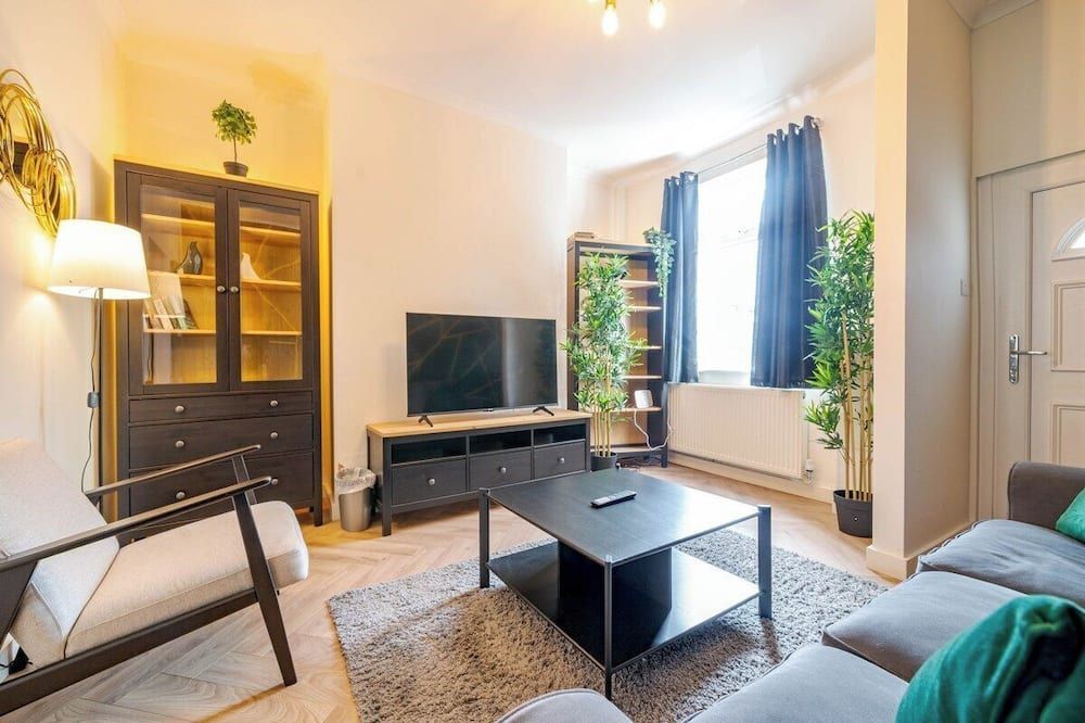 Modern Two Bedroom House in Central Hyde by Eason Stays, Ideal for Short Breaks & Business Stays with Free Driveway Parking - הייד - סלון