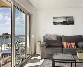 Apartment on the seafront, in the middle of the bay, best possible location - Blanes - Wohnzimmer