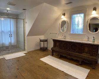 Vintage Inn at Veritas Estate - South Haven