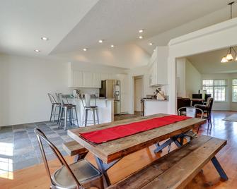 Family-Friendly House with Fireplace, Kitchen & Yard - Wineries Nearby - McMinnville - Dining room
