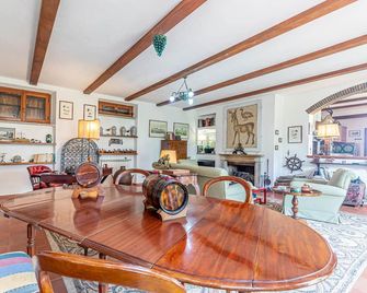 Hilltop farmhouse with pool and sea view - Pereta - Sala pranzo