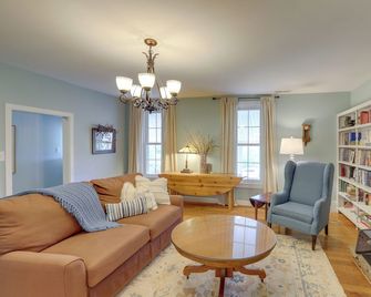 Weaverville Escape: Epic Mtn Views! - Weaverville - Living room