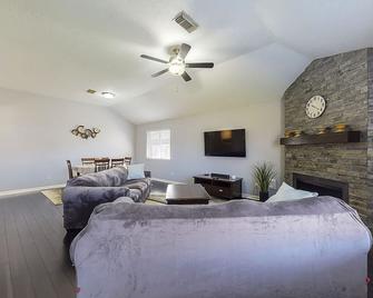 Cozy Pearland Getaway Home! Large Backyard W/Patio! 5 Star Reviews. - Pearland - Living room