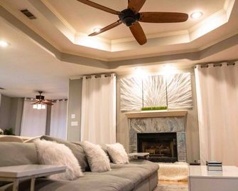 Private Home right off 430 - North Little Rock - Living room