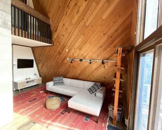 Modern White Mt Base Camp A-Frame- Franconia, Littleton, Cannon, Bretton Woods - Bethlehem - Sala de estar