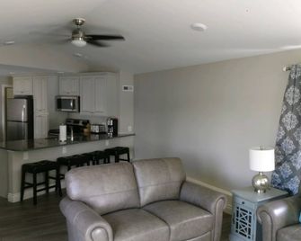 NOW OPEN for June and July!! Get off the grid and onto Boniface Point! - Plainwell - Kitchen