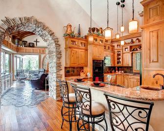 Castle with Pikes Peak Views & Hot Tub Bus. license #22472654 - Woodland Park - Dining room