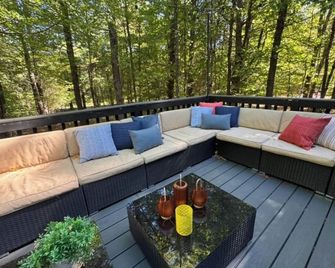 Stylish Cabin-Firepit & Hot Tub - Meredith - Balcony