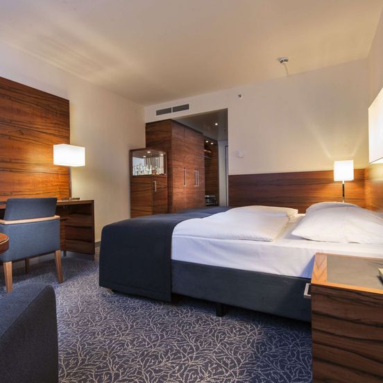 Bedroom view of Maritim Hotel München