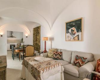 Beautiful home in Carmona with kitchen - Carmona - Sala de estar