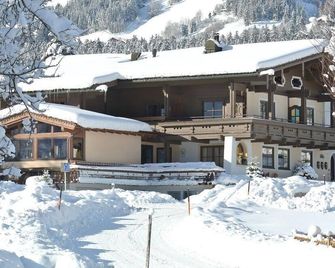 Double room with shower od. Bathroom, toilet - stutter, guest house - Neukirchen am Großvenediger - Gebäude