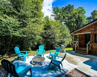 A Perfect Hideaway - Peaceful Mountain Retreat w/ Hot Tub - Farmington - Patio