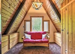 Inviting A-Frame Cabin with Saltwater Hot Tub! - Warren - Living room