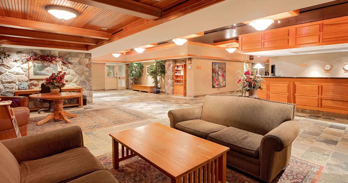 Ramada by Wyndham Pinewood Park Resort North Bay 84. North Bay Hotel