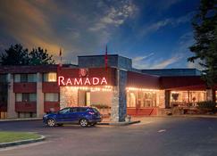 Ramada by Wyndham Pinewood Park Resort North Bay - North Bay - Rakennus