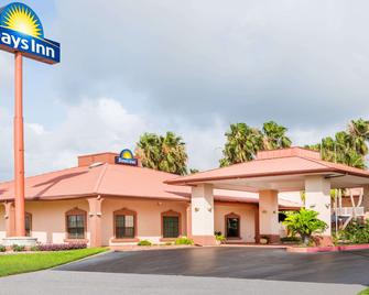 Days Inn by Wyndham Portland/Corpus Christi - Portland - Building