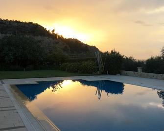 Luxury Private Villa With Large Pool And Amazing Views - Derveni - Piscina