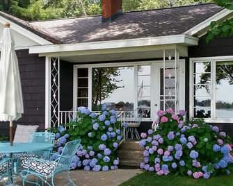 Gorgeous views and frontage, ON Hutchins Lake, Fennville, Lake MI, wineries, art - Fennville - Patio