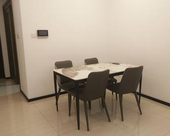 Large, cozy and comfortable two-bedroom apartment - Hong Kong - Dining room