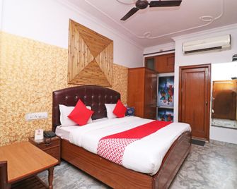 OYO 29304 Hotel Pooja - Yamuna Nagar - Bedroom