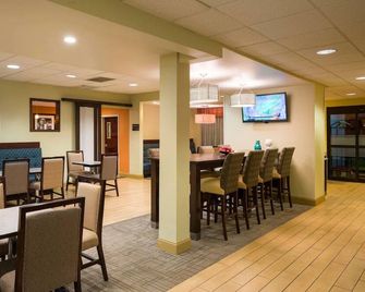 Danville Retreat: Easy Route 80 Access & Comfort Lodging | 2 Units - Danville - Restaurant