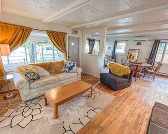 Naramata Red Cottage - Naramata - Living room