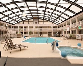 AmericInn by Wyndham Janesville - Janesville - Zwembad