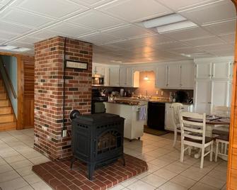 Bog Lake Cove (Downeast Maine 4-bedroom retreat) - Machias - Kitchen
