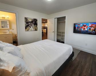 Cheerful 2-bedroom cottage with patio - McKinleyville - Bedroom