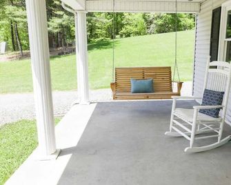 Star Brook Gardens - Buffalo Mountain Getaway - Meadows of Dan - Patio