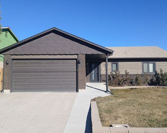 Sunny Private Guest Suite, 30 min from Denver/Boulder, Kids and Pets welcome! - Broomfield - Building