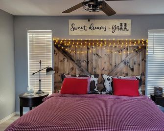 Paradise in the country w/Pool & hot tub! Unplug & Recharge. Pet friendly - Decatur - Спальня