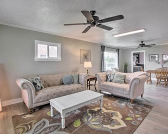 Convenient Preston Retreat with Private Yard! - Preston - Sala de estar