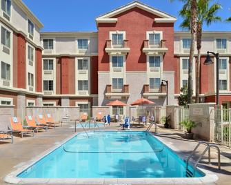TownePlace Suites by Marriott Ontario Airport - Rancho Cucamonga - Piscina