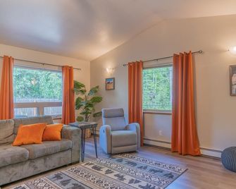 Borealis Abode: Abundant Amenities; Private Hot Tub, Pool Table, and King Bed - North Pole - Sala de estar