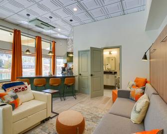 Keystone Lake Haven Heated Pool and Ski Shuttle! - Keystone - Living room