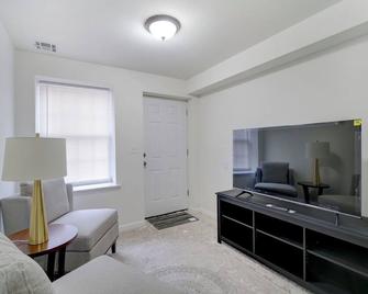 Calm, Cozy chalet in enjoyable Newark with WiFi, AC - Newark - Sala de estar