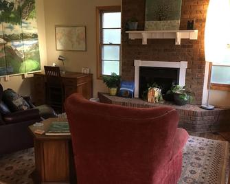 Family/Lrg Groups/King Bed/420/Hike/Bike/Ski/Raft/Firepit/Mountain Views - Glenwood Springs - Living room