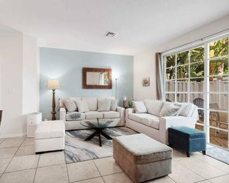 Santa Barbara Villa by Dream Vacation - Pompano Beach - Living room
