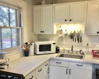 SweetChick Farmhouse, slight country feel with close city convenience. - Bryan - Kuchyň