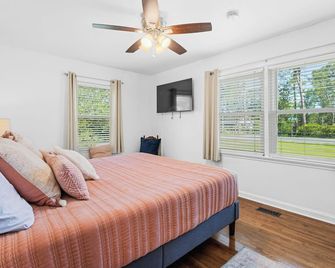 Guest Favorite, Fenced In Yard, Clean, Close To Sgmc & Vsu, Pets, Fire Pit - Valdosta - Bedroom