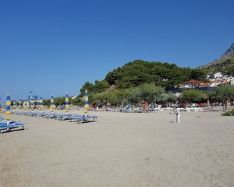 Apartments Galic Omis - Omiš - Strand
