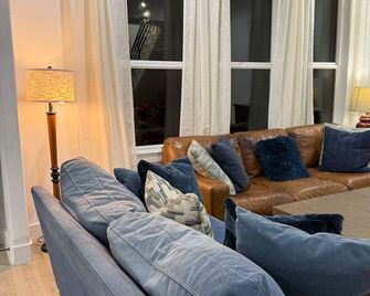 Designer home away from home - Kaufman - Sala de estar