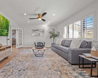 When in Glen | Panoramic View | Pool / Hot Tub - Glen Ellen - Living room