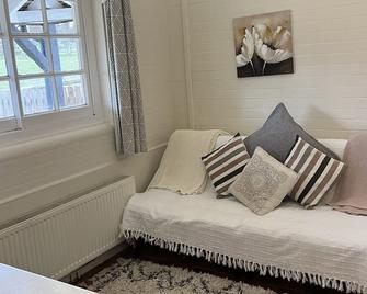 Converted from a working dairy into a beautiful, quaint self catering cottage. - Lyndhurst - Living room