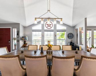 Cowboys & Roses - Wine Country Home w/Game Room, Hot Tub & Views - Dogs Welcome! - Cornville - Dining room