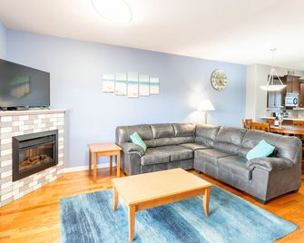 Lakes and Wine - Osoyoos - Living room