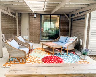 Private 3-bed, 4 bath home just off Interstate 30 with restaurants and shopping! - Benton - Patio