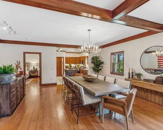 The Gathering Home- Hot Tub, Sauna, Game Room, Mtn Views! - Bigfork - Dining room