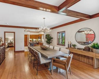 The Gathering Home- Hot Tub, Sauna, Game Room, Mtn Views! - Bigfork - Comedor